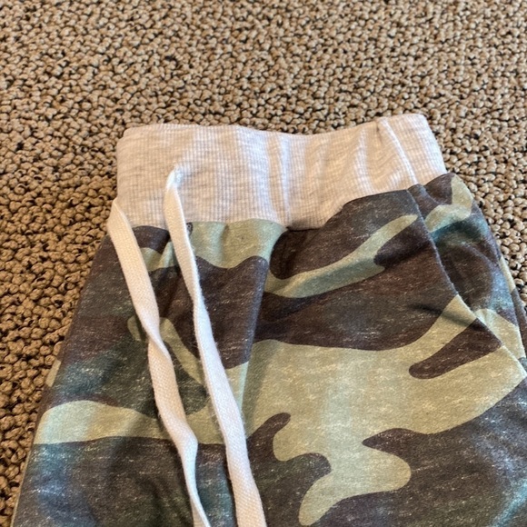 Camo Joggers Size Small in Like New Condition - Picture 4 of 5